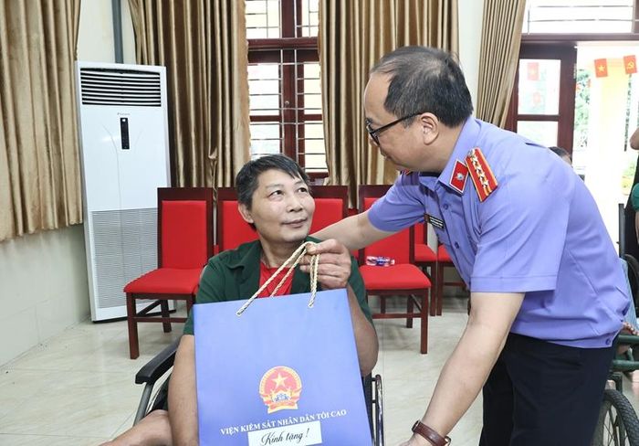 Đồng chí Nguyễn Mạnh Hưng, Phó Tổng Biên tập Báo Bảo vệ pháp luật trao quà tặng các thương, bệnh binh.