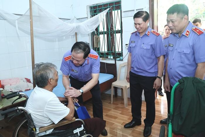 Đồng chí Trần Hải Quân, Phó Viện trưởng VKSND tối cao cùng các đồng chí trong đoàn công tác đến phòng ở thăm và tặng quà các thương, bệnh binh.