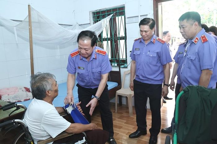 Đồng chí Trần Hải Quân, Phó Viện trưởng VKSND tối cao cùng các đồng chí trong đoàn công tác đến phòng ở thăm và tặng quà các thương, bệnh binh.