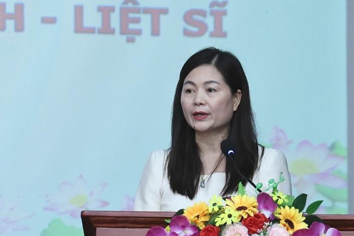Đồng chí Mã Thị Bích Nhạn, Giám đốc Trung tâm Điều dưỡng thương binh Duy Tiên phát biểu tại buổi thăm, tặng quà.