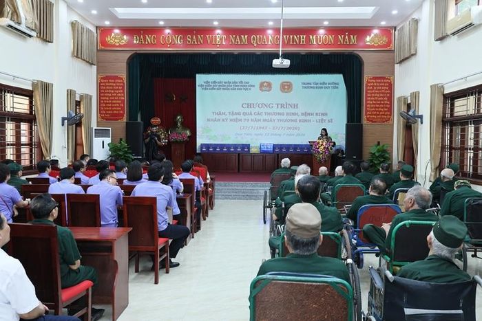 Quang cảnh buổi thăm, động viên và tặng quà các thương, bệnh binh.