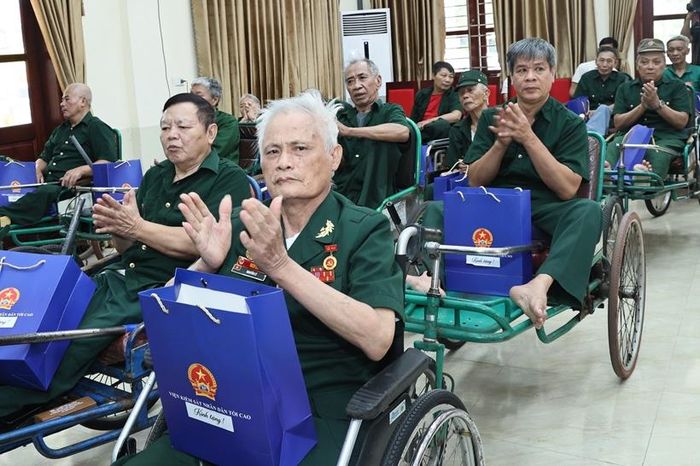 Các bác, các đồng chí thương binh, bệnh binh tại buổi thăm, tặng quà.