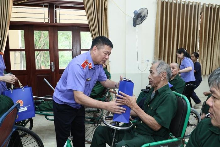 Đồng chí Nguyễn Văn Viện, Viện trưởng VKSND tỉnh Ninh Bình trao quà tặng các thương, bệnh binh.