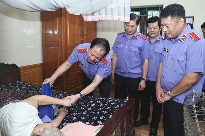Đồng chí Trần Hải Quân, Phó Viện trưởng VKSND tối cao cùng các đồng chí trong đoàn công tác đến phòng ở thăm và tặng quà các thương, bệnh binh.