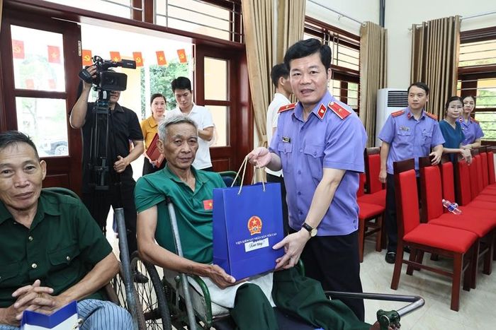 Đồng chí Lại Anh Tuấn, Vụ trưởng Vụ 8, VKSND tối cao trao quà tặng các thương, bệnh binh.