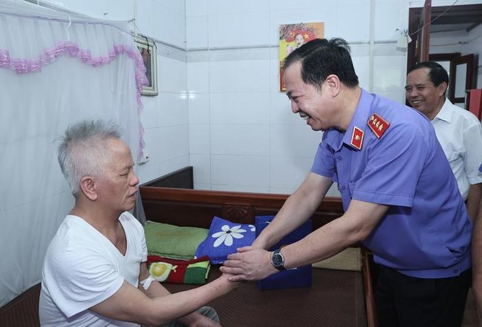 Đồng chí Trần Hải Quân, Phó Viện trưởng VKSND tối cao cùng các đồng chí trong đoàn công tác đến phòng ở thăm và tặng quà các thương, bệnh binh.