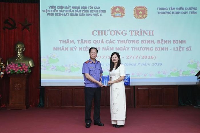 Đồng chí Trần Hải Quân, Phó Viện trưởng VKSND tối cao tặng quà Trung tâm Điều dưỡng thương binh Duy Tiên.