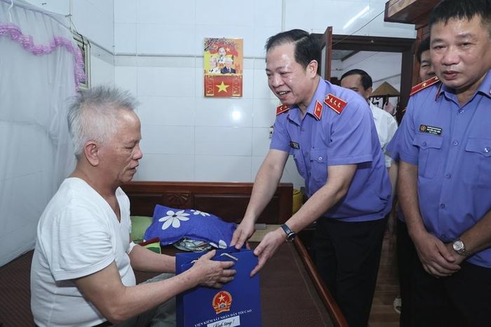 Đồng chí Trần Hải Quân, Phó Viện trưởng VKSND tối cao cùng các đồng chí trong đoàn công tác đến phòng ở thăm và tặng quà các thương, bệnh binh.