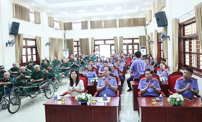 Quang cảnh buổi thăm, động viên và tặng quà các thương, bệnh binh.