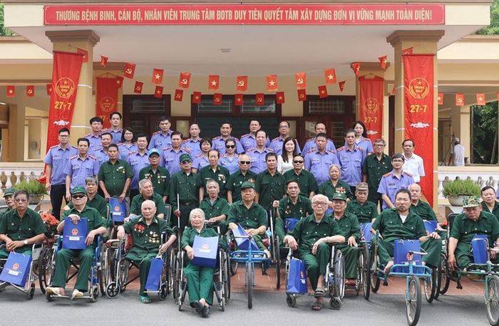 Đoàn công tác VKSND tối cao và lãnh đạo Trung tâm Điều dưỡng thương binh Duy Tiên cùng các thương, bệnh binh tại buổi thăm, tặng quà.