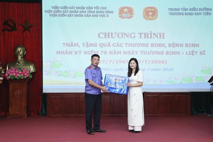 Đồng chí Nguyễn Văn Viện, Viện trưởng VKSND tỉnh Ninh Bình tặng quà Trung tâm Điều dưỡng thương binh Duy Tiên.