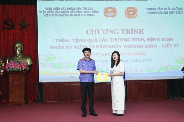 Đồng chí Nguyễn Văn Vịnh, Viện trưởng VKSND khu vực 6, tỉnh Ninh Bình tặng quà Trung tâm Điều dưỡng thương binh Duy Tiên.