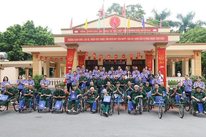 Đoàn công tác VKSND tối cao và lãnh đạo Trung tâm Điều dưỡng thương binh Duy Tiên cùng các thương, bệnh binh tại buổi thăm, tặng quà.