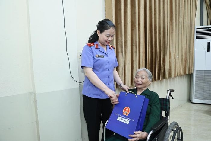 Đồng chí Phan Thị Hiền, Phó Vụ trưởng Vụ 4, VKSND tối cao trao quà tặng các thương, bệnh binh.