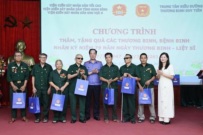 Đồng chí Trần Hải Quân, Phó Viện trưởng VKSND tối cao tặng quà các thương, bệnh binh.