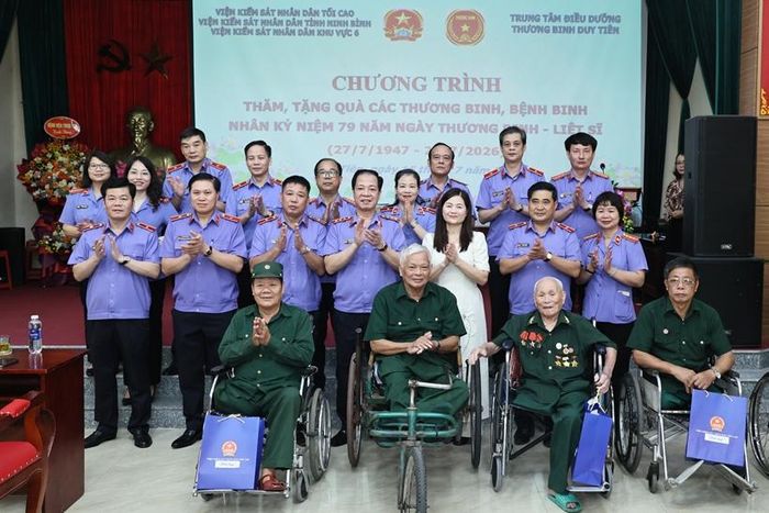 Đồng chí Trần Hải Quân, Phó Viện trưởng VKSND tối cao và các đồng chí trong đoàn công tác cùng lãnh đạo Trung tâm Điều dưỡng thương binh Duy Tiên và các thương, bệnh binh tại buổi thăm, tặng quà.