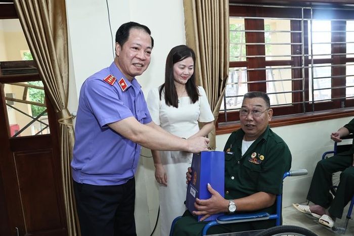Đồng chí Trần Hải Quân, Phó Viện trưởng VKSND tối cao thăm, tặng quà các thương, bệnh binh.
