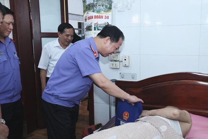 Đồng chí Trần Hải Quân, Phó Viện trưởng VKSND tối cao cùng các đồng chí trong đoàn công tác đến phòng ở thăm và tặng quà các thương, bệnh binh.