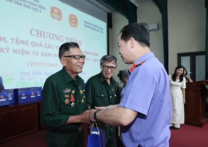 Đồng chí Trần Hải Quân, Phó Viện trưởng VKSND tối cao tặng quà các thương, bệnh binh.