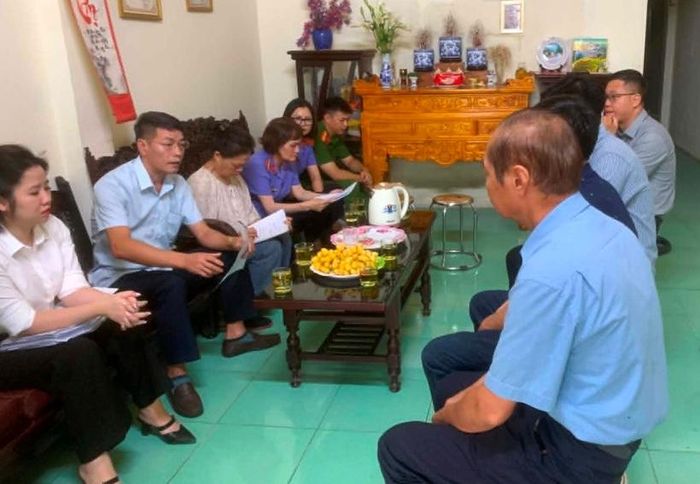 Các Kiểm sát viên Phòng 10, VKSND tỉnh Lào Cai phối hợp tham gia cùng Hội đồng xem xét, thẩm định tại chỗ do TAND tỉnh Lào Cai tổ chức tại tổ dân phố Đồng Tâm 11, phường Yên Bái, tỉnh Lào Cai.
