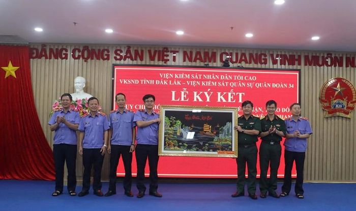 Với tình cảm đoàn kết, gắn bó và sự trân trọng đối với mối quan hệ phối hợp giữa hai ngành, Viện kiểm sát quân sự Quân đoàn 34 có món quà lưu niệm trao tặng VKSND tỉnh Đắk Lắk.