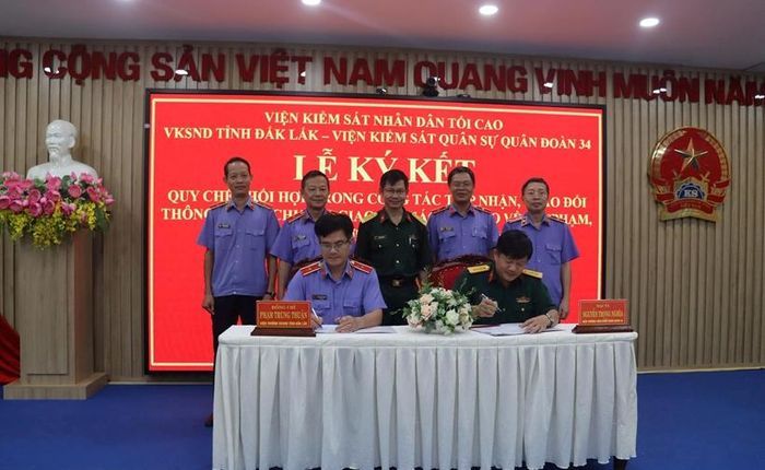 Lãnh đạo Viện kiểm sát quân sự Quân đoàn 34 và VKSND tỉnh Đắk Lắk ký kết quy chế phối hợp.