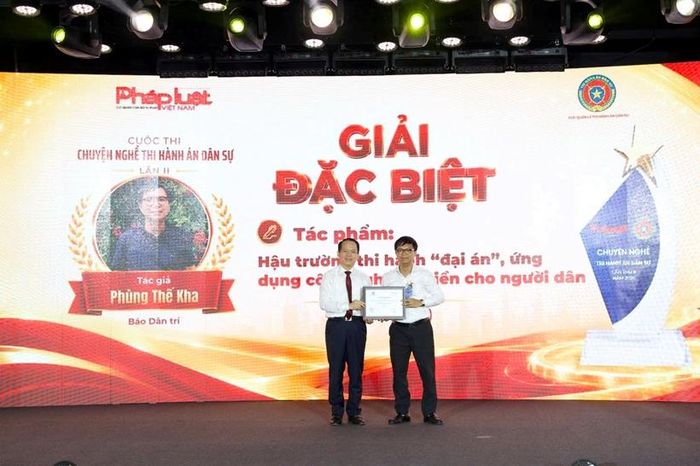  Bộ trưởng Bộ Tư pháp Hoàng Thanh Tùng trao Giải Đặc biệt cho tác giả.