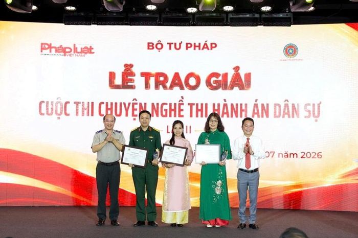  Cục trưởng Cục Quản lý Thi hành án dân sự Nguyễn Thắng Lợi và Tổng Biên tập Báo Pháp luật Việt Nam Vũ Hoài Nam trao Giải B cho các tác giả.