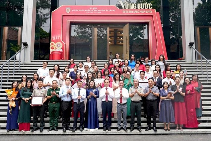  Các đại biểu chụp ảnh lưu niệm sau lễ trao giải.