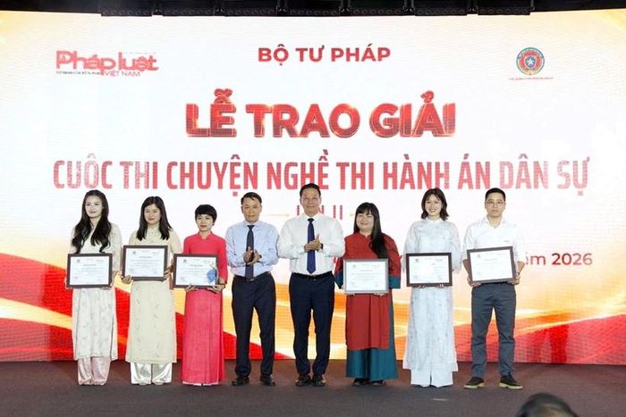 Thứ trưởng Bộ Tư pháp Nguyễn Thanh Ngọc và Phó Chủ tịch Thường trực Hội Nhà báo Việt Nam Nguyễn Đức Lợi trao giải A cho các tác giả.