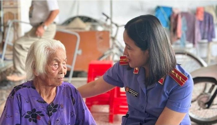  Các thành viên trong đoàn thăm hỏi, động viên mẹ Nguyễn Thị Năm (xóm Thanh Lĩnh 2, xã Đại Đồng) 