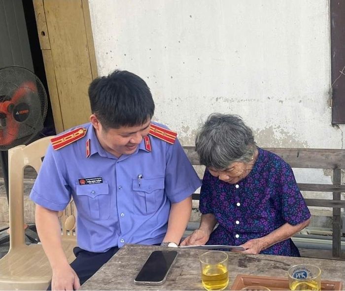  Các thành viên trong đoàn thăm hỏi, động viên mẹ Trần Thị Bảy (xóm 3, xã Đại Huệ).