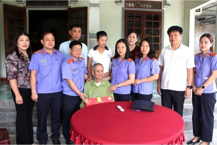  Đoàn thăm và tặng quà Anh hùng Lực lượng vũ trang nhân dân Nguyễn Quang Trung.