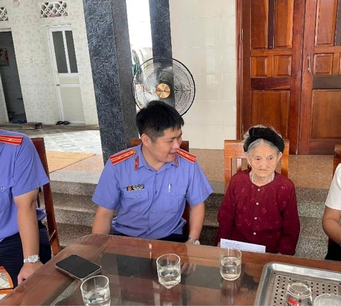  Các thành viên trong đoàn thăm hỏi, động viên mẹ Nguyễn Thị Đị.