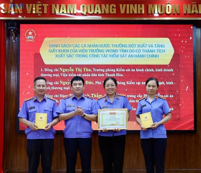  Đồng chí Nguyễn Tiến Dũng, Bí thư Đảng ủy, Viện trưởng VKSND tỉnh Thanh Hóa tặng Giấy khen cho các đồng chí có thành tích xuất sắc trong công tác kiểm sát án hành chính.