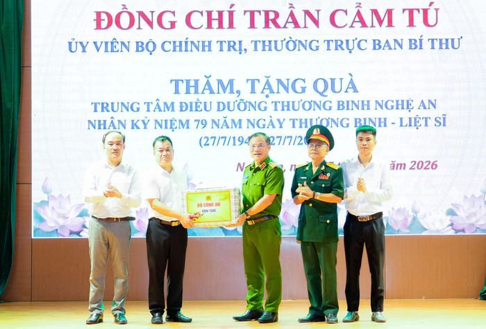 Lãnh đạo Bộ Công an trao quà cho Trung tâm Điều dưỡng Thương binh Nghệ An. Ảnh: Phạm Bằng