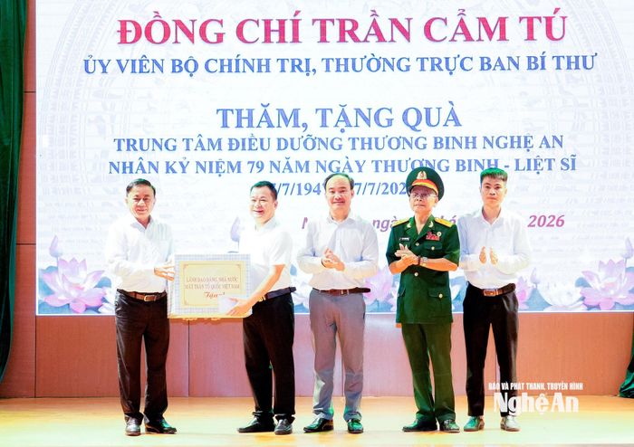 Đồng chí Trần Cẩm Tú - Ủy viên Bộ Chính trị, Thường trực Ban Bí thư trao quà cho Trung tâm Điều dưỡng Thương binh Nghệ An. Ảnh: Phạm Bằng