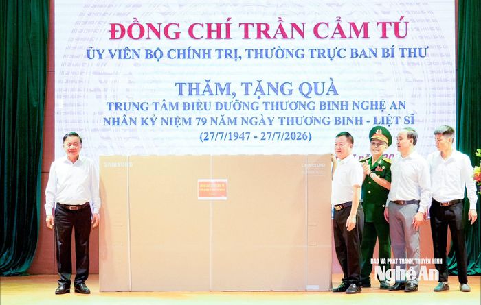 Đồng chí Trần Cẩm Tú - Ủy viên Bộ Chính trị, Thường trực Ban Bí thư trao quà cho Trung tâm Điều dưỡng Thương binh Nghệ An. Ảnh: Phạm Bằng