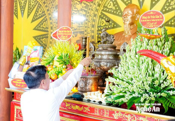 Đồng chí Trần Cẩm Tú - Ủy viên Bộ Chính trị, Thường trực Ban Bí thư dâng hương tưởng niệm Chủ tịch Hồ Chí Minh và các Anh hùng liệt sĩ tại nhà tưởng niệm trong khuôn viên Trung tâm. Ảnh: Phạm Bằng