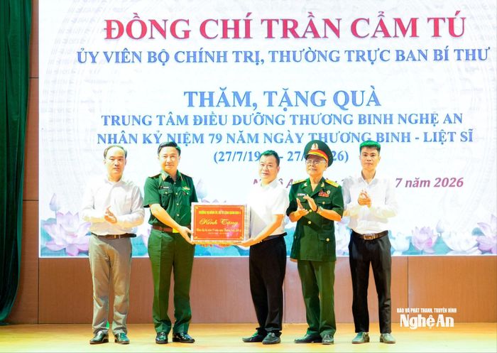 Lãnh đạo Quân khu 4 trao quà cho Trung tâm Điều dưỡng Thương binh Nghệ An. Ảnh: Phạm Bằng