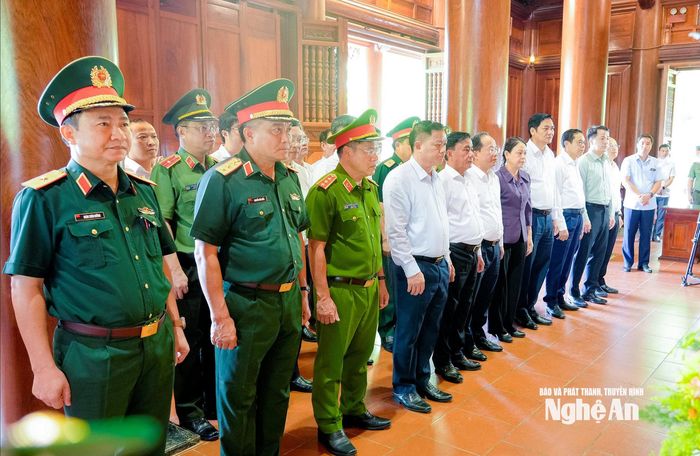 Đồng chí Trần Cẩm Tú - Ủy viên Bộ Chính trị, Thường trực Ban Bí thư cùng đoàn đại biểu bày tỏ lòng biết ơn vô hạn đối với công lao to lớn của Chủ tịch Hồ Chí Minh - vị lãnh tụ thiên tài của Đảng ta, Nhân dân ta. Ảnh: Phạm Bằng
