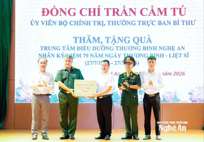 Lãnh đạo Bộ Quốc phòng trao quà cho Trung tâm Điều dưỡng Thương binh Nghệ An. Ảnh: Phạm Bằng
