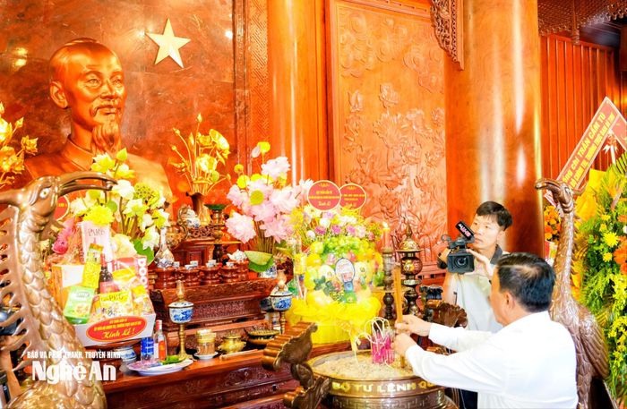 Đồng chí Trần Cẩm Tú - Ủy viên Bộ Chính trị, Thường trực Ban Bí thư dâng hương tưởng niệm Chủ tịch Hồ Chí Minh. Ảnh: Phạm Bằng