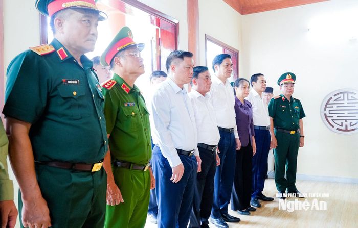 Đồng chí Trần Cẩm Tú - Ủy viên Bộ Chính trị, Thường trực Ban Bí thư cùng đoàn công tác Trung ương và tỉnh Nghệ An dâng hương tưởng niệm Chủ tịch Hồ Chí Minh và các Anh hùng liệt sĩ tại nhà tưởng niệm trong khuôn viên Trung tâm Điều dưỡng Thương binh Nghệ An. Ảnh: Phạm Bằng