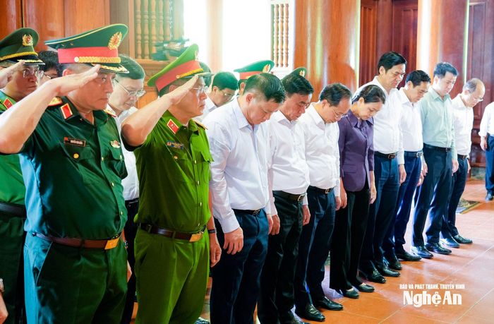 Đồng chí Trần Cẩm Tú - Ủy viên Bộ Chính trị, Thường trực Ban Bí thư cùng đoàn đại biểu dành phút mặc niệm tưởng nhớ và bày tỏ lòng biết ơn vô hạn đối với công lao to lớn của Chủ tịch Hồ Chí Minh. Ảnh Phạm Bằng