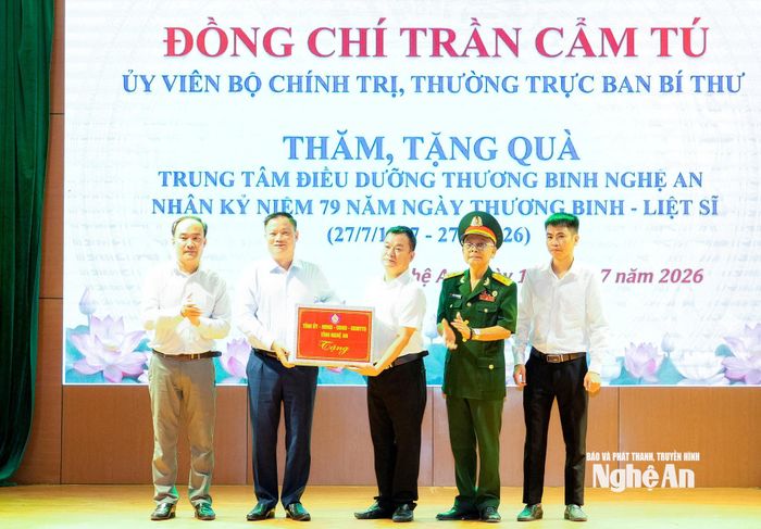 Lãnh đạo tỉnh Nghệ An trao quà cho Trung tâm Điều dưỡng Thương binh Nghệ An. Ảnh: Phạm Bằng