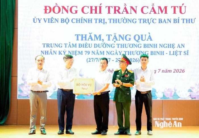 Lãnh đạo Bộ Nội vụ trao quà cho Trung tâm Điều dưỡng Thương binh Nghệ An. Ảnh: Phạm Bằng