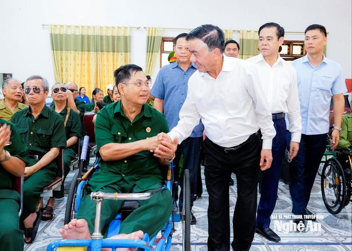 Đồng chí Trần Cẩm Tú - Ủy viên Bộ Chính trị, Thường trực Ban Bí thư thăm hỏi sức khỏe, đời sống các bác thương binh, bệnh binh. Ảnh: Phạm Bằng