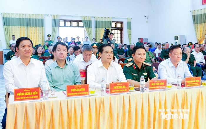 Lãnh đạo các ngành Trung ương, Quân khu 4, tỉnh Nghệ An dự chương trình. Ảnh: Phạm Bằng
