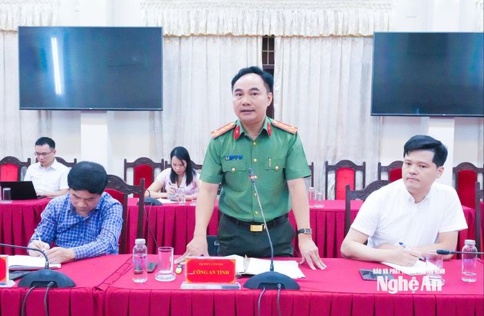 Phó Giám đốc Công an tỉnh Nguyễn Huy Khích quan tâm đến tính pháp lý và an toàn thông tin của nền tảng. Ảnh: Mai Hoa